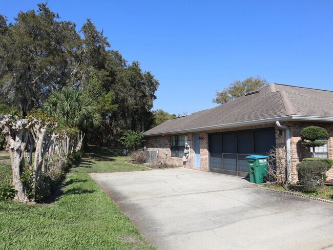 Foto del edificio - Beautiful Brick Home in Crystal Lakes Estate Call Carole Arcaro 386-216-4900 Deltona Lakes Realty