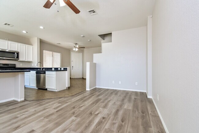 Foto del edificio - 8252 Strawberry Spring St