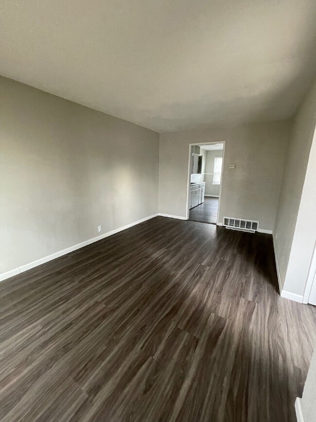 Building Photo - Updated 2 bedroom, 1 bathroom duplex with ...