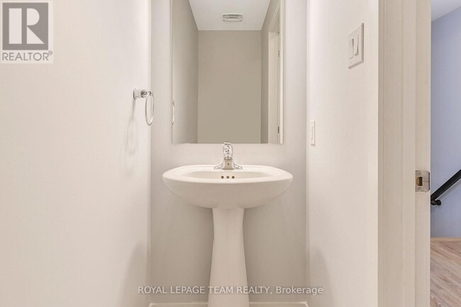 Building Photo - 722 Lillian Freiman Private