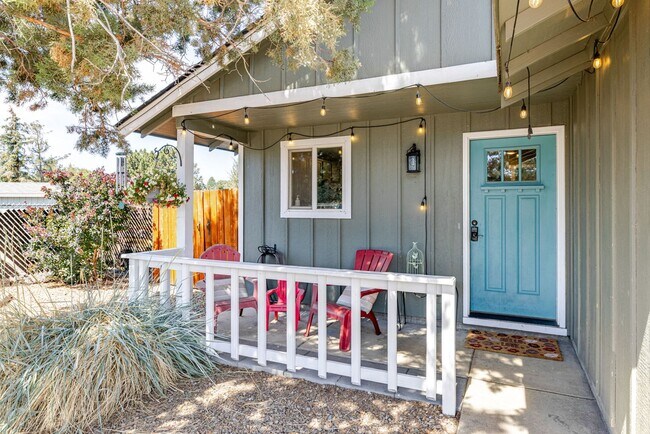 Foto del edificio - SW Redmond Home For Rent | 3 Bed 2 Bath | Large Lot | Attached Garage