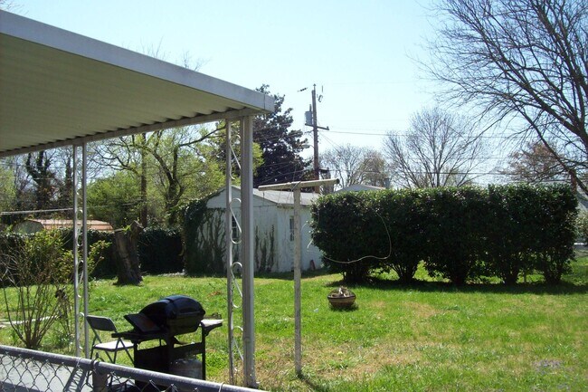 Foto del edificio - 4 bedroom home near parks with fenced in r...