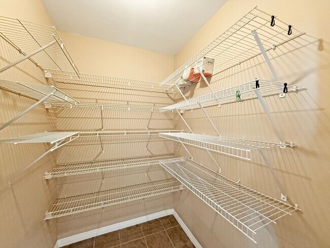 Building Photo - Modern Downtown Condo – 2BR/1BA in the Hea...