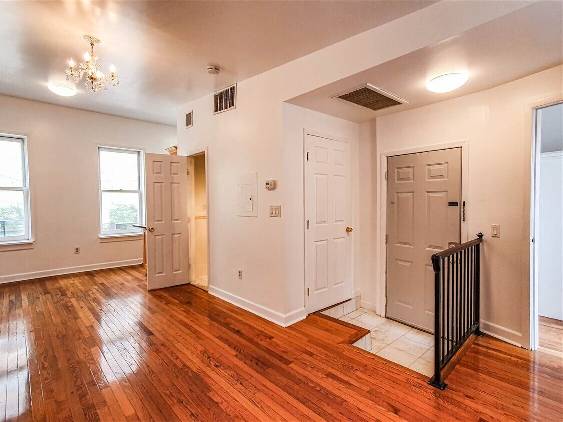 Primary Photo - 260 Warren St