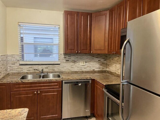 Foto del edificio - 6501 Winfield Blvd