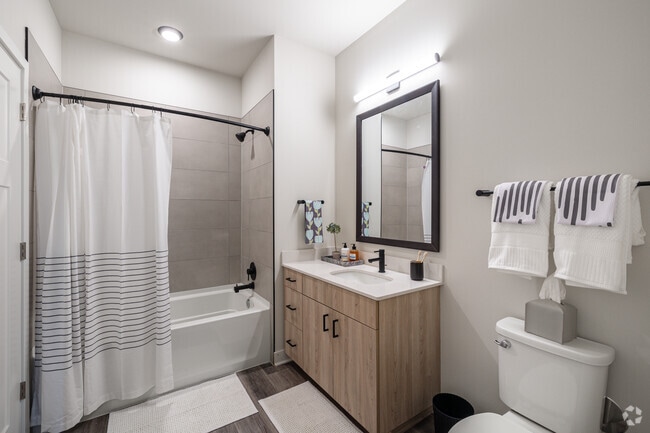 1BR, 1BA - 770SF - Bathroom - The Dawson - IL