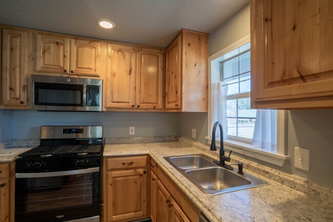 Building Photo - Newly Renovated 3bed 2 bath Broken Arrow H...