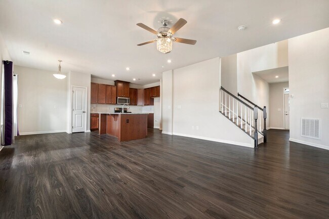 Foto del edificio - Welcome to this stunning 3-bed, 3-bath home located in the vibrant community of Wake Forest, NC.