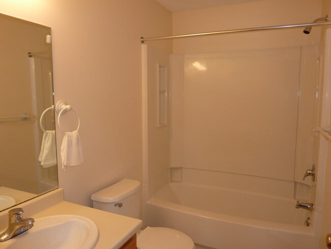 Building Photo - 14 Larkspur Ln