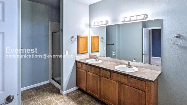 Foto del edificio - 3 Bed/2 Bath Townhome with Garage / Availa...