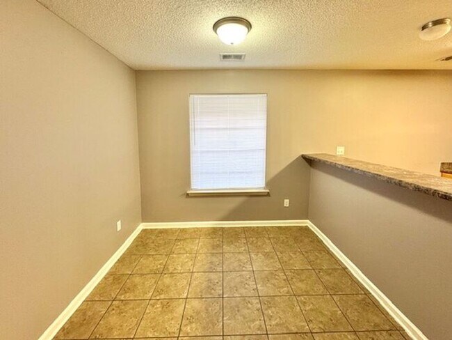 Foto del edificio - Now Leasing a 3 Bedroom 2 Bath Home in Sou...