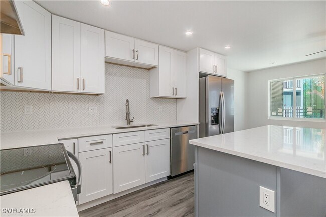 Foto del edificio - 1300 Estero Blvd