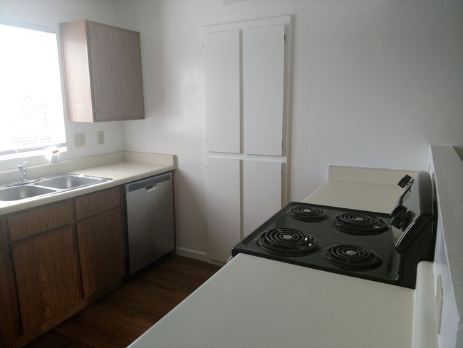 Building Photo - M&J Properties 171