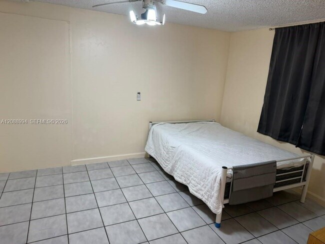 Building Photo - 1801 NE 51st Ct