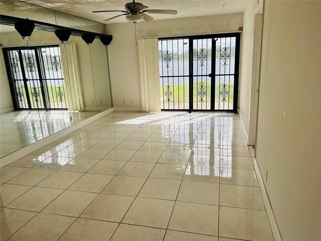 Foto del edificio - 8720 N Sherman Cir