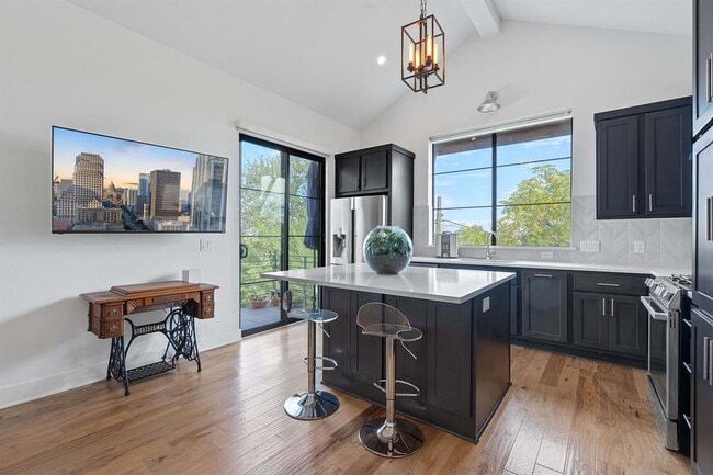 Foto del edificio - 2412 E 8th St
