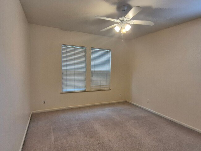 Building Photo - Beautiful 4 bedroom 3 bath home