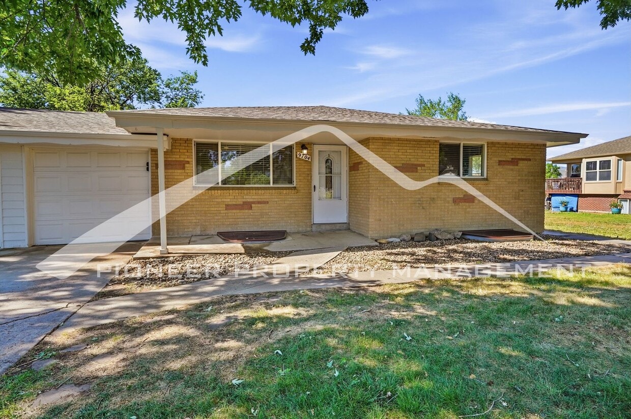 Spacious Home with Washer/Dryer and Storage Shed - Spacious Home with Washer/Dryer and Storage Shed
