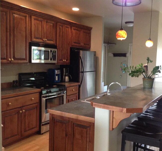 Building Photo - Open Floorplan Townhouse