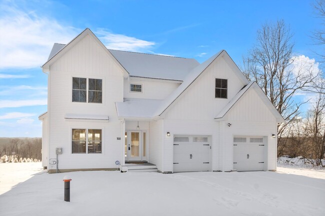 Foto del edificio - OPEN HOUSE 4/12/25, SAT 10am - 1pm New Con...
