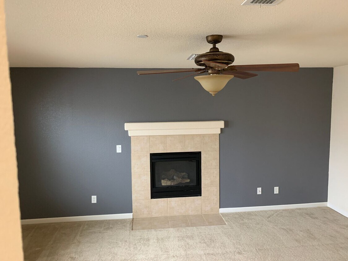Foto principal - Beautiful home in a gated neighborhood!