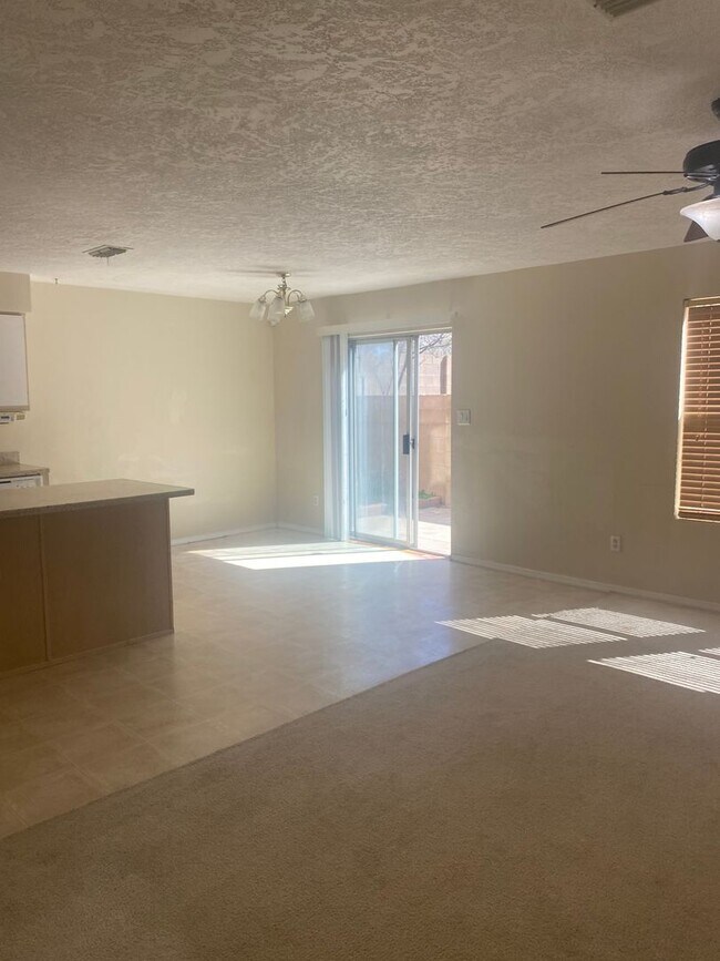 Foto del edificio - COMING SOON - 3 Bedroom 2.5 Bath Located in the NE Heights!