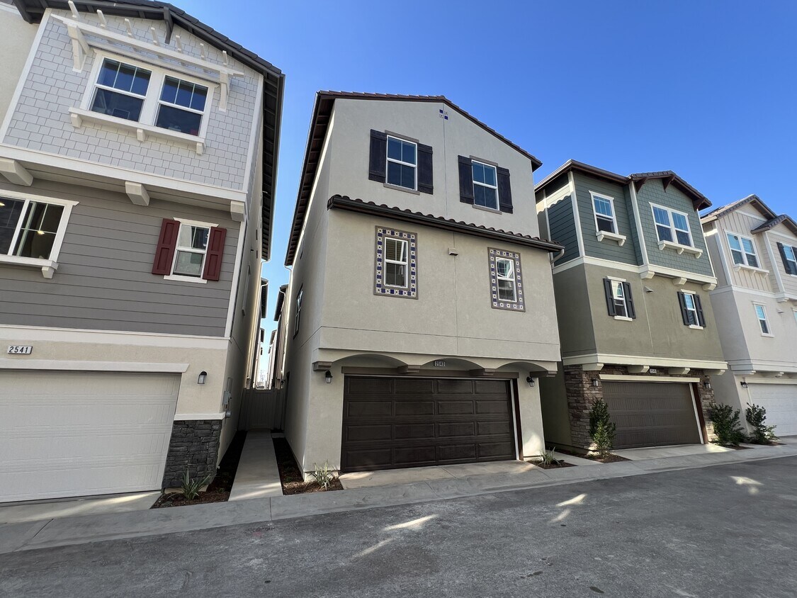 Foto principal - 2543 Dorris St