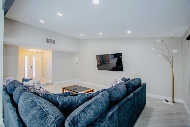 Foto del edificio - Modern 3 Bd, 2.5 Bth, Remodeled Open Floor plan Chef's Kitchen