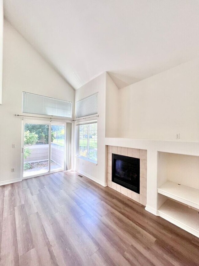 Foto del edificio - 2 Bedroom, 1.5 Bathroom Condo Only Seconds...