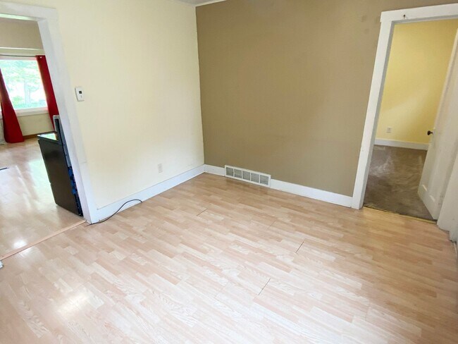 Foto del edificio - 4-Bedroom, 1 Bath Southeast Side Single Fa...