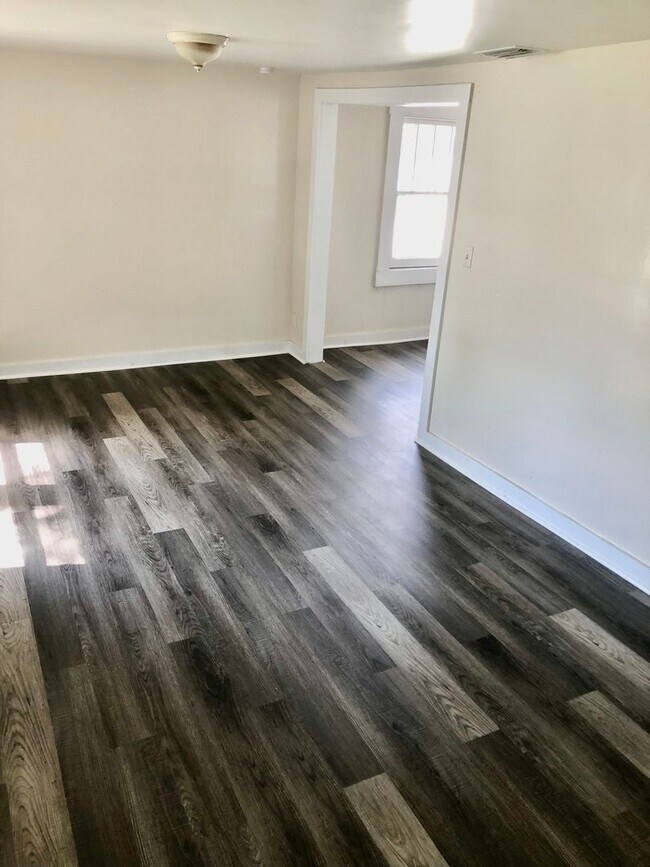 Building Photo - **Gorgeous  (3BR/1BA) Lakeland "Dixieland"...