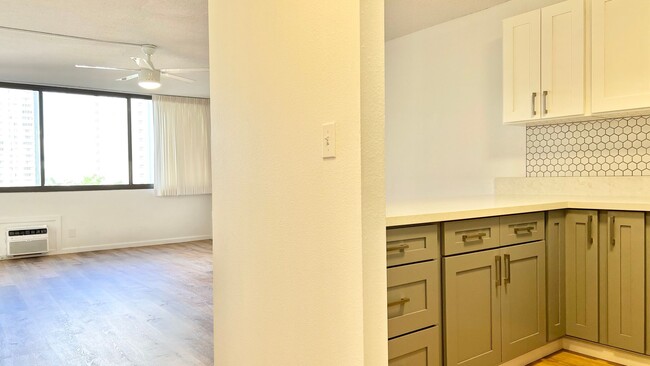 Foto del edificio - BEAUTIFULLY RENOVATED 1 BEDROOM UNIT IN DO...