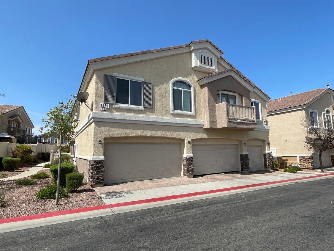 Foto principal - Great 3 bedroom Townhome Available Soon!