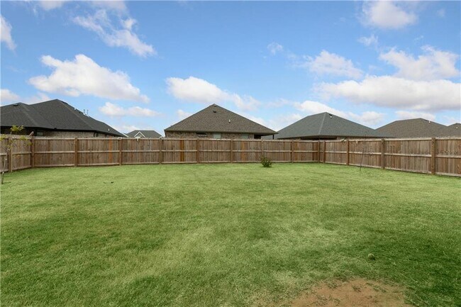 Building Photo - 1041 Lakeview Dr