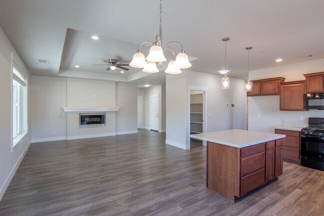 Foto del edificio - MOVE IN SPECIAL $500 OFF FIRST MONTHS RENT