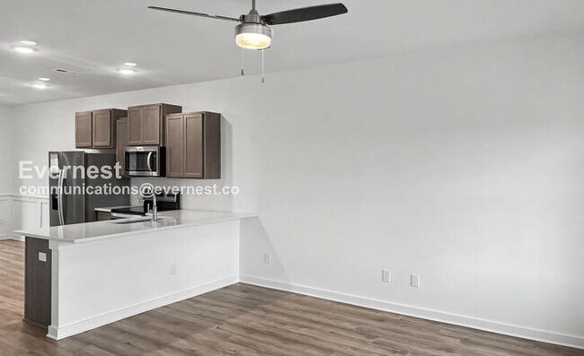 Foto del edificio - 3 Bed/3 Bath Townhome with Off-Street Parking / Pet-Friendly / Vouchers Accepted / Available Now!