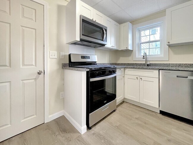 Building Photo - 32 Harwood St