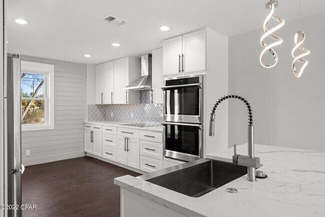 Building Photo - 206 N Cove Blvd