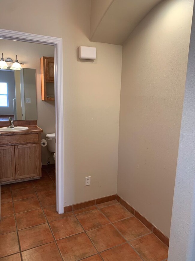 Building Photo - 3 bd / 2.5 bth / 2 car garage near UNM, CN...