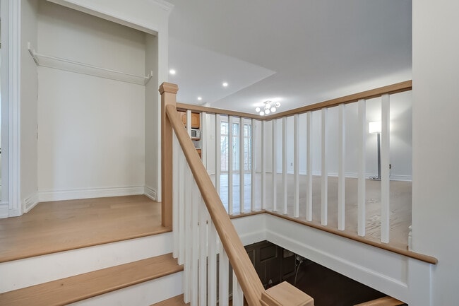 Building Photo - 475 Sparling Crescent