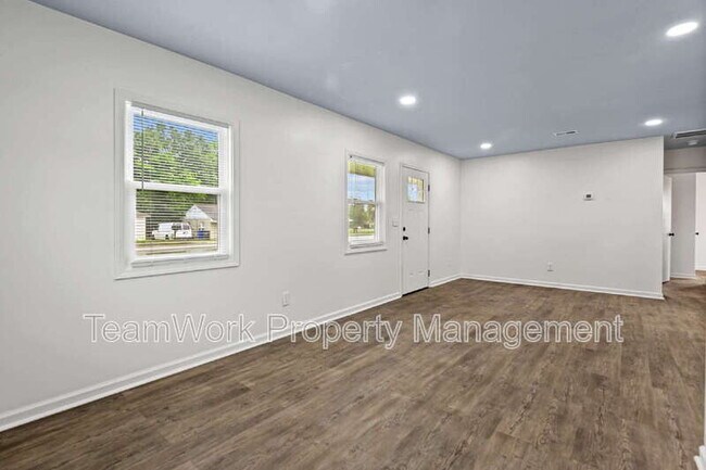 Building Photo - 3111 Azalea Dr