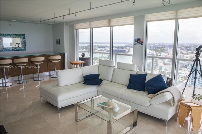 Foto del edificio - 6365 Collins Ave