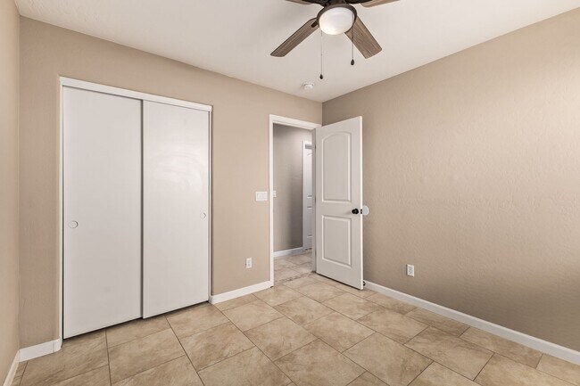 Foto del edificio - 10778 W Cambridge Ave