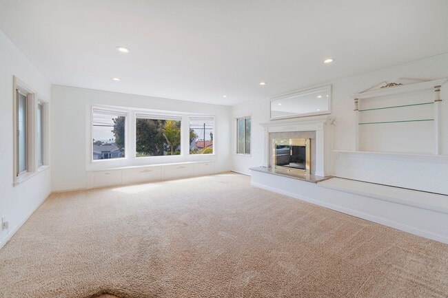 Building Photo - Location, location, location! Wonderful 3-...