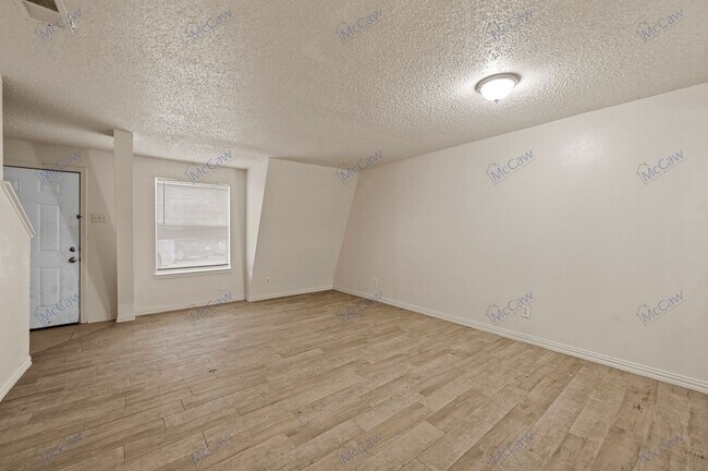 Foto del edificio - Great 2 BR & 1.5 BA Apartment in Dallas (7...