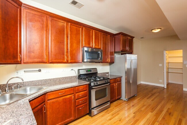 Foto del edificio - 839 N Marshfield Ave