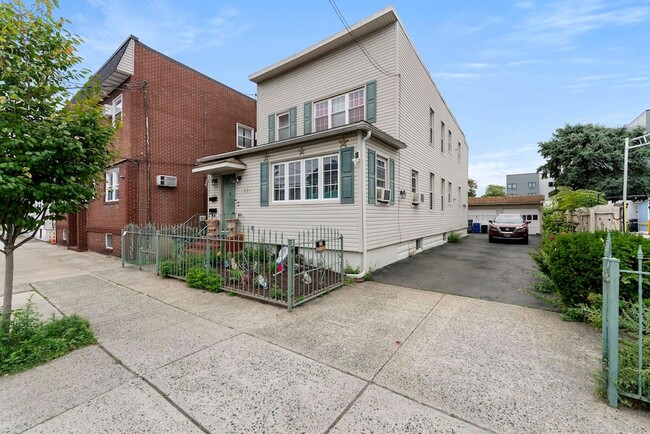 Building Photo - 221 Quincy Ave