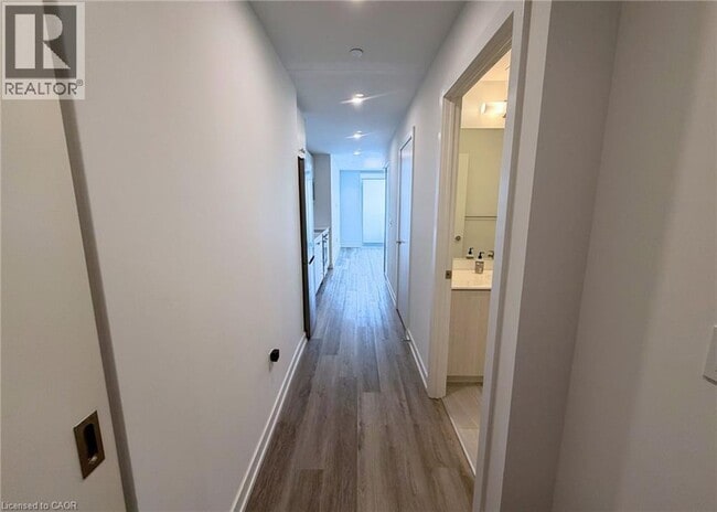 Building Photo - 5 Wellington St S