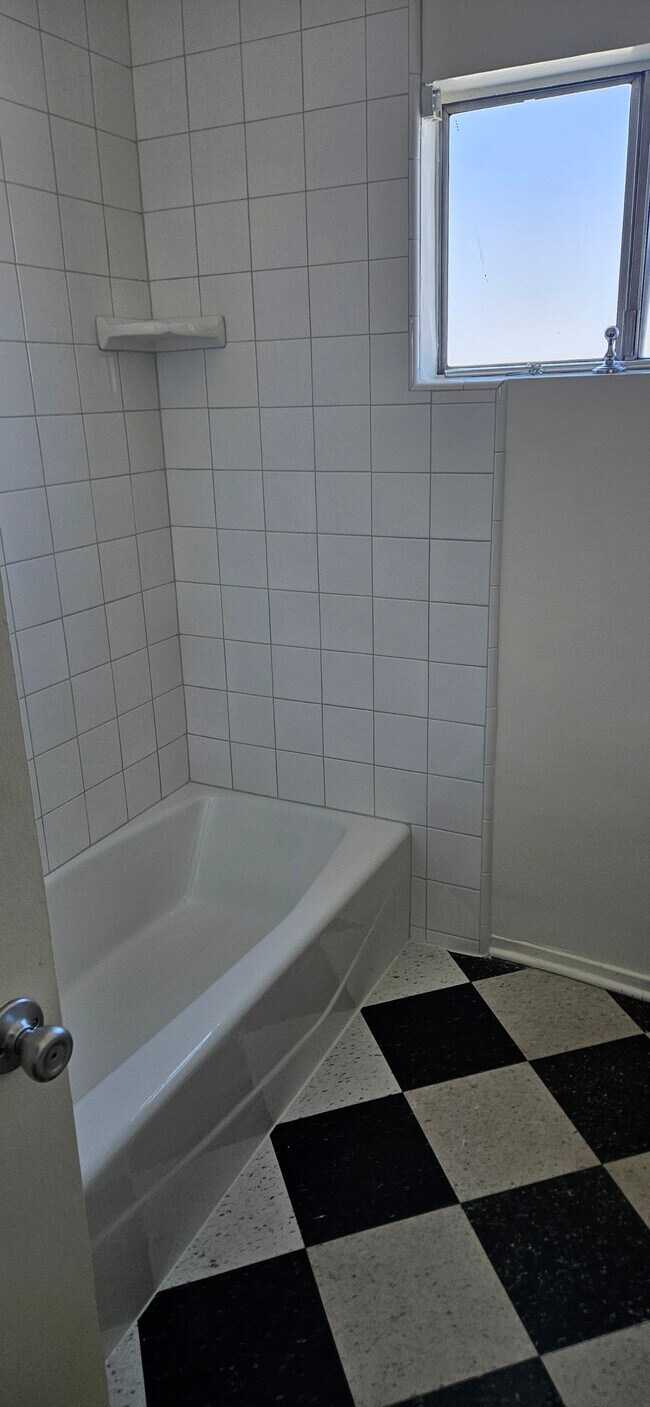 Foto del edificio - 7050-7059 Waring Ave