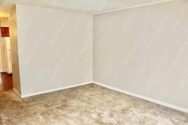 Building Photo - 2 BED & 1.5 BATH / NO PETS / NO S8